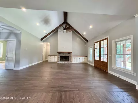 Living - 4065 Misty Oaks Cv, Nesbit, MS 38651 photo 7 of 11