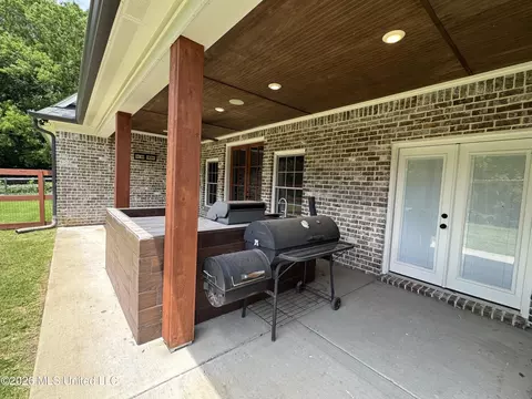 Exterior - 4065 Misty Oaks Cv, Nesbit, MS 38651 photo 10 of 14