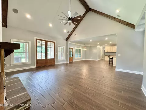 Living - 4065 Misty Oaks Cv, Nesbit, MS 38651 photo 3 of 11