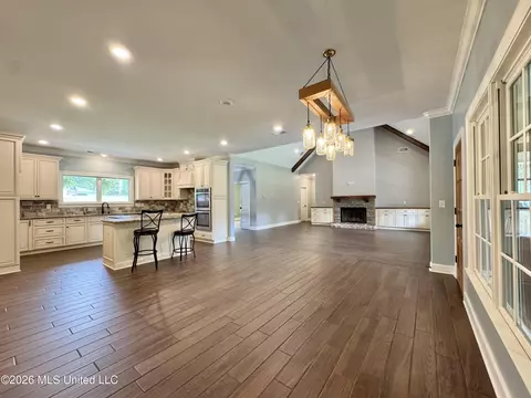 Living - 4065 Misty Oaks Cv, Nesbit, MS 38651 photo 6 of 11