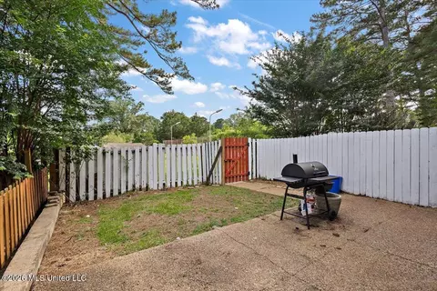 Exterior - 1255 E County Line Rd #L7, Jackson, MS 39211 photo 4 of 5