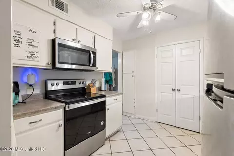 Kitchen - 1255 E County Line Rd #L7, Jackson, MS 39211 photo 2 of 2