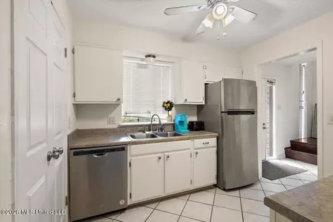 Kitchen - 1255 E County Line Rd #L7, Jackson, MS 39211 photo 1 of 2