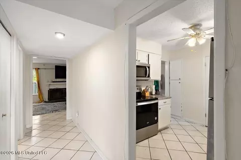 Entry Way - 1255 E County Line Rd #L7, Jackson, MS 39211 photo 3 of 3