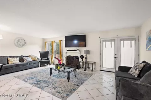Living - 1255 E County Line Rd #L7, Jackson, MS 39211 photo 3 of 3