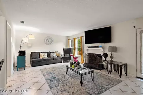 Living - 1255 E County Line Rd #L7, Jackson, MS 39211 photo 2 of 3