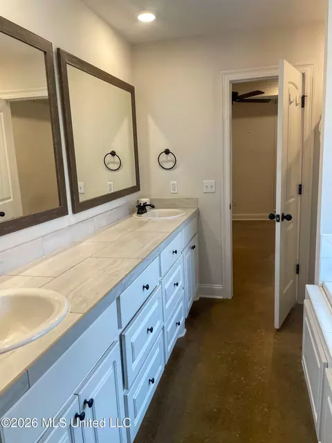 Bath - 130 Chartleigh Cir, Canton, MS 39046 photo 2 of 4