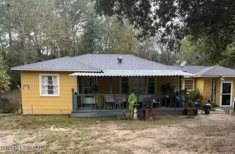 2214 N 3rd Ave, Laurel, MS 39440