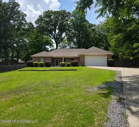 121 Serene Hill Dr, Hattiesburg, MS 39402
