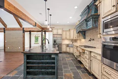 Kitchen - 568 Woodford Cv, Hernando, MS 38632 photo 3 of 4