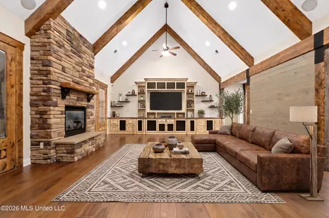 Living - 568 Woodford Cv, Hernando, MS 38632 photo 3 of 5