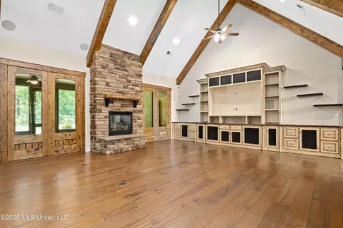 Living - 568 Woodford Cv, Hernando, MS 38632 photo 4 of 5