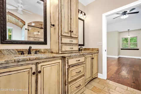 Bath - 568 Woodford Cv, Hernando, MS 38632 photo 7 of 8