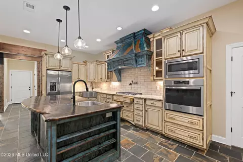 Kitchen - 568 Woodford Cv, Hernando, MS 38632 photo 4 of 4