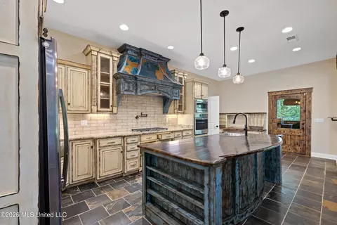 Kitchen - 568 Woodford Cv, Hernando, MS 38632 photo 2 of 4
