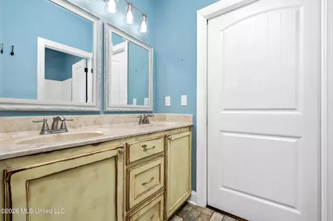 Bath - 568 Woodford Cv, Hernando, MS 38632 photo 2 of 8