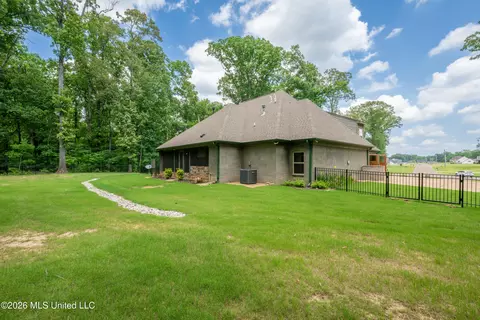 Exterior - 568 Woodford Cv, Hernando, MS 38632 photo 8 of 9