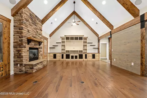Living - 568 Woodford Cv, Hernando, MS 38632 photo 2 of 5