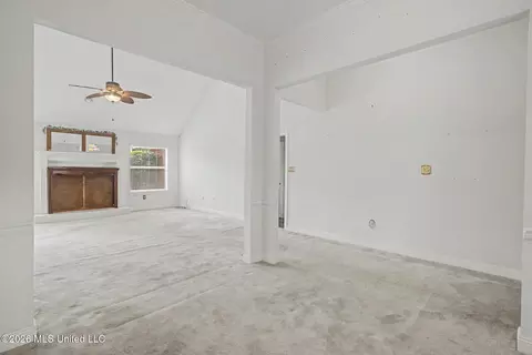 Living - 2594 Brighton Cir, Biloxi, MS 39531 photo 3 of 3
