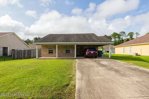 218 Dogwood St, Waveland, MS 39576