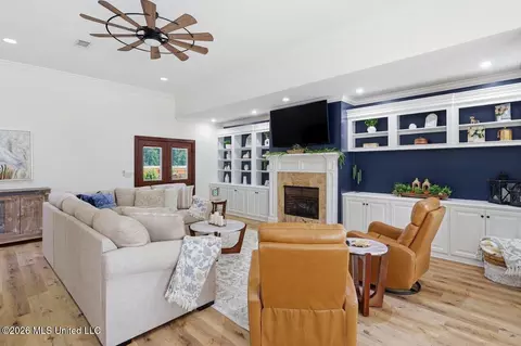 Living - 112 Meadow Pointe Cv, Brandon, MS 39042 photo 2 of 2
