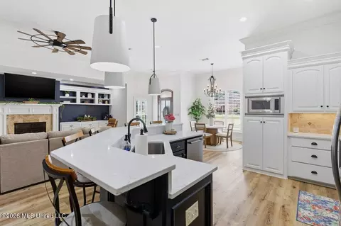 Kitchen - 112 Meadow Pointe Cv, Brandon, MS 39042 photo 2 of 4
