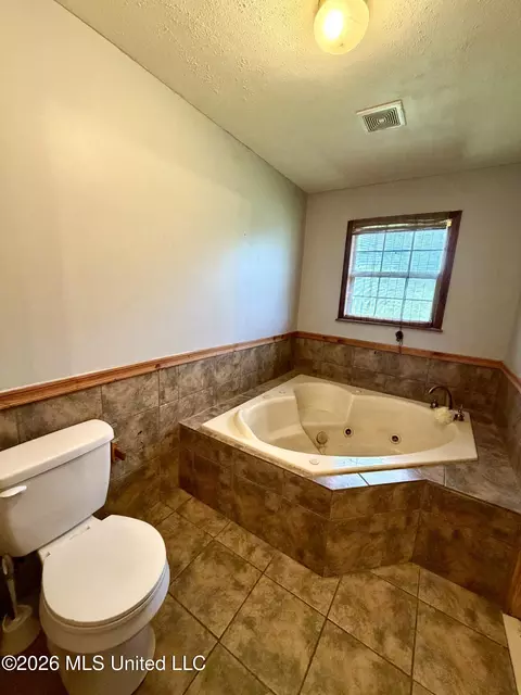 Bath - 1602 Martin Ln, Brookhaven, MS 39601 photo 2 of 3