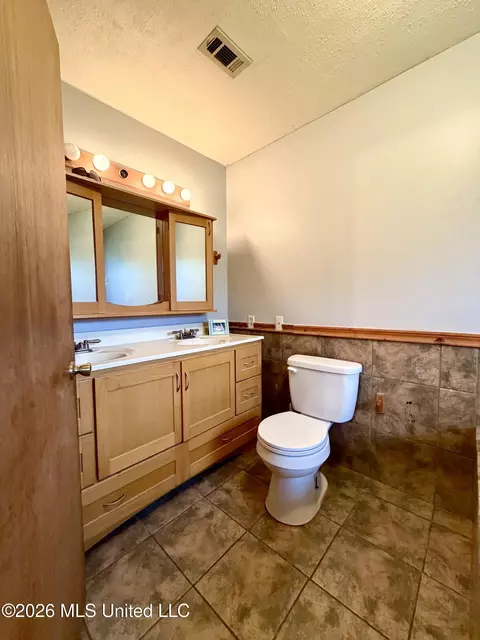 Bath - 1602 Martin Ln, Brookhaven, MS 39601 photo 3 of 3
