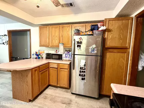 Kitchen - 1602 Martin Ln, Brookhaven, MS 39601 photo 3 of 3
