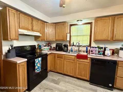 Kitchen - 1602 Martin Ln, Brookhaven, MS 39601 photo 2 of 3