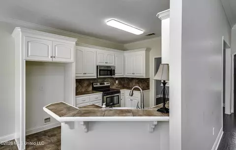 Entry Way - 125 Bradfield Rd, Madison, MS 39110 photo 2 of 9