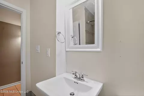 Bath - 1523 Winchester St, Jackson, MS 39211 photo 4 of 5