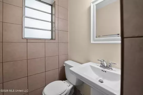 Bath - 1523 Winchester St, Jackson, MS 39211 photo 3 of 5