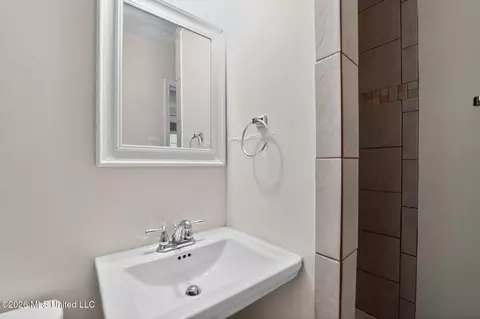 Bath - 1523 Winchester St, Jackson, MS 39211 photo 2 of 5