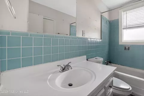 Bath - 343 N Broadmoor Dr, Jackson, MS 39206 photo 2 of 3