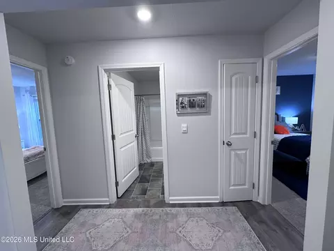 Entry Way - 94 Pine St, Byhalia, MS 38611 photo 2 of 2