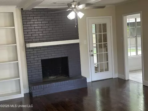 Living - 385 Somerset Dr, Jackson, MS 39206 photo 2 of 4