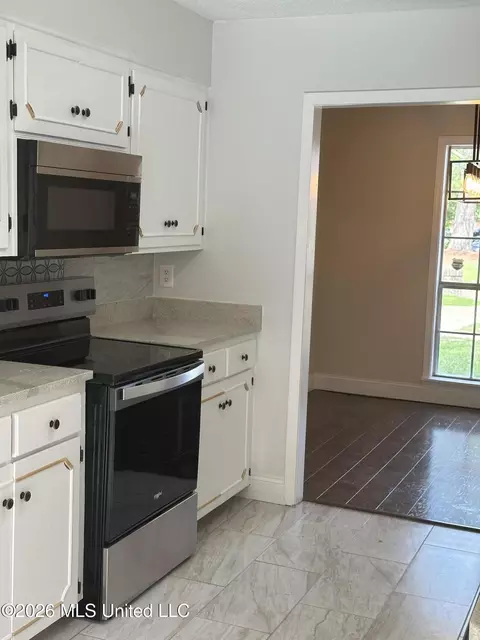 Kitchen - 385 Somerset Dr, Jackson, MS 39206 photo 1 of 2