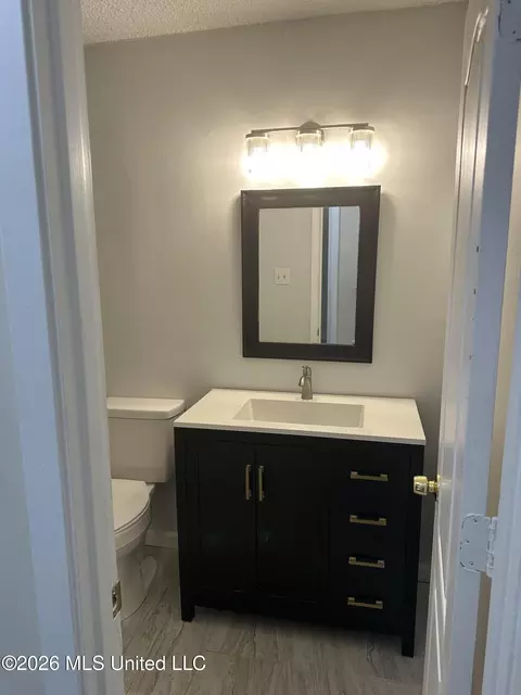 Bath - 385 Somerset Dr, Jackson, MS 39206 photo 1 of 2