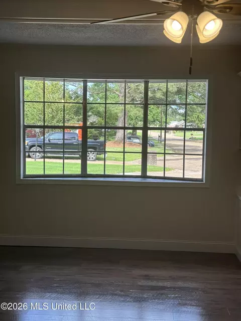 Living - 385 Somerset Dr, Jackson, MS 39206 photo 3 of 4