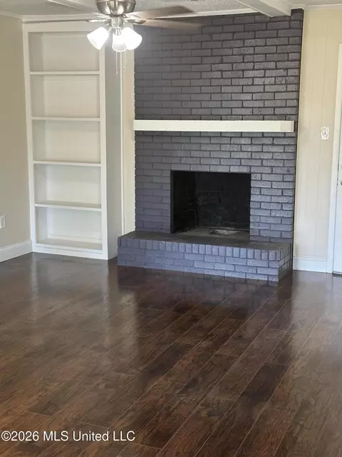 Living - 385 Somerset Dr, Jackson, MS 39206 photo 1 of 4