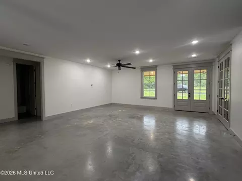 Living - 2405 Pleasant Hill Rd, Nesbit, MS 38651 photo 1 of 2