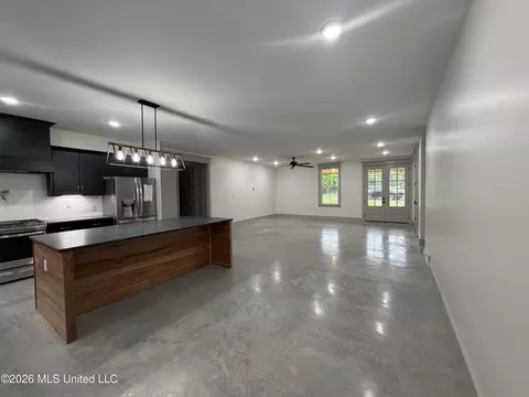 Living - 2405 Pleasant Hill Rd, Nesbit, MS 38651 photo 2 of 2