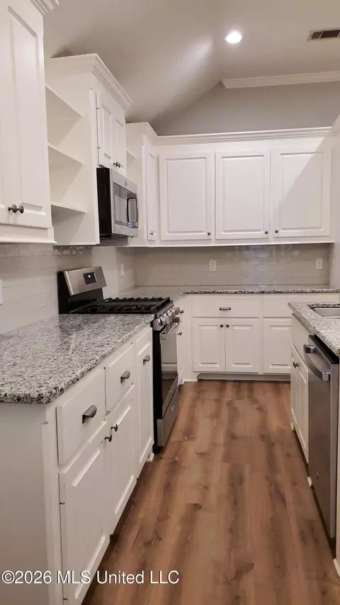 Entry Way - 708 Lexington Dr, Florence, MS 39073 photo 2 of 3