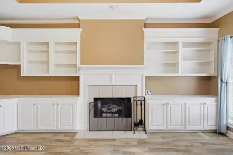 Living - 215 Old Town Ln, Brandon, MS 39042 photo 2 of 5
