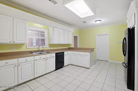 Kitchen - 215 Old Town Ln, Brandon, MS 39042 photo 2 of 4