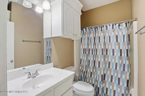 Bath - 215 Old Town Ln, Brandon, MS 39042 photo 2 of 2