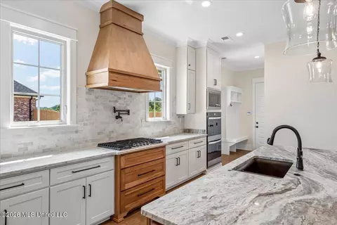 Kitchen - 4183 Edison Dr, Nesbit, MS 38651 photo 2 of 3