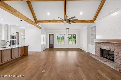 Living - 4183 Edison Dr, Nesbit, MS 38651 photo 4 of 4