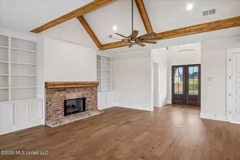 Living - 4183 Edison Dr, Nesbit, MS 38651 photo 3 of 4